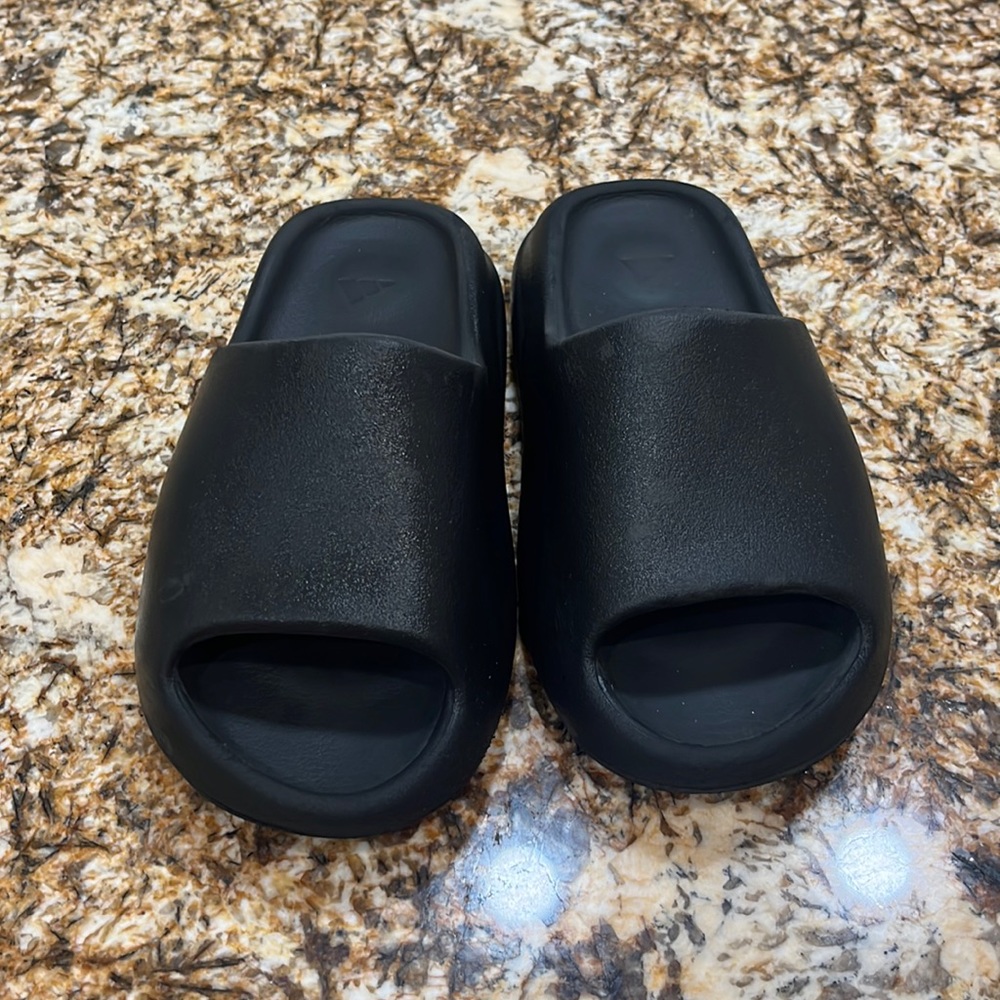 YEEZY SLIDES MENS SIZE 5